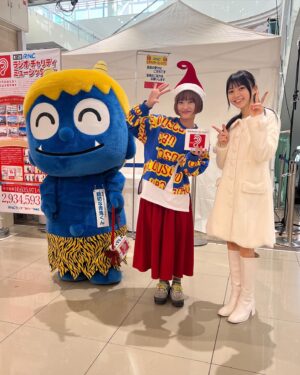 Nao Osato Instagram - RNCラジオ・チャリティー・ミュージックソンのステージにお招きありがとうございました！
大好きなゆめタウンのステージで、クリスマスイブという特別な日に出演させていただけてとーっても幸せでした💖
アンパンマンの英語の歌を4年振り？くらいに歌わせて頂きました🎤急遽ステージに上がってくれた子供達もいて可愛く平和な時間になりました。
RNCのアナウンサーの皆さんの軽快なトークで楽しく盛り上げて頂けて、喋る技術の凄さを近くで体感。私もあんな風にスラスラ喋れるようになりたいなぁと憧れました！
そして、たくさんの募金もご協力頂きありがとうございます。音の出る信号機など活用されるようなのでとても嬉しいです。
ステージでご一緒してくださったはなわさんや、ThreeToneの皆さん、mimikaさんにもお会い出来て嬉しかったです。
年末のお忙しい中会いに来てくださった皆様、たまたま通りがかりで聞いてくださった皆様、ラジオ通して初めて聞いてくださった皆様、遠くて応援には来れないけど心配したり応援してくださった皆様、ありがとうございました‼️
とっても素敵なお仕事で今年を締めくくることが出来たこと、本当にありがとうございました🎄

#rncラジオ #rncラジオチャリティミュージックソン #ラジオ#公開放送 #ゆめタウン高松#はなわ さん#ThreeTone さん#mimika さん#香川県#高松市#たか松bonsai大使 #アンパンマン#英語#english #クリスマスイブ#チャリティー #音の出る信号機#大里菜桜 #仕事納め #ありがとうございました