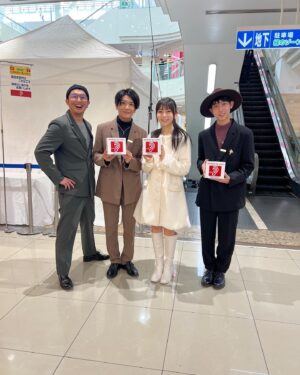 Nao Osato Instagram - RNCラジオ・チャリティー・ミュージックソンのステージにお招きありがとうございました！
大好きなゆめタウンのステージで、クリスマスイブという特別な日に出演させていただけてとーっても幸せでした💖
アンパンマンの英語の歌を4年振り？くらいに歌わせて頂きました🎤急遽ステージに上がってくれた子供達もいて可愛く平和な時間になりました。
RNCのアナウンサーの皆さんの軽快なトークで楽しく盛り上げて頂けて、喋る技術の凄さを近くで体感。私もあんな風にスラスラ喋れるようになりたいなぁと憧れました！
そして、たくさんの募金もご協力頂きありがとうございます。音の出る信号機など活用されるようなのでとても嬉しいです。
ステージでご一緒してくださったはなわさんや、ThreeToneの皆さん、mimikaさんにもお会い出来て嬉しかったです。
年末のお忙しい中会いに来てくださった皆様、たまたま通りがかりで聞いてくださった皆様、ラジオ通して初めて聞いてくださった皆様、遠くて応援には来れないけど心配したり応援してくださった皆様、ありがとうございました‼️
とっても素敵なお仕事で今年を締めくくることが出来たこと、本当にありがとうございました🎄

#rncラジオ #rncラジオチャリティミュージックソン #ラジオ#公開放送 #ゆめタウン高松#はなわ さん#ThreeTone さん#mimika さん#香川県#高松市#たか松bonsai大使 #アンパンマン#英語#english #クリスマスイブ#チャリティー #音の出る信号機#大里菜桜 #仕事納め #ありがとうございました