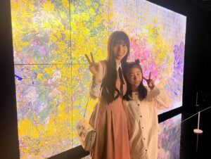 Nao Osato Instagram - 麻布台ヒルズにできている
チームラボに行ってきました✨
街がオシャレで素敵だったし、今回の作品も五感を刺激する楽しくて新しいものがあってあっという間の時間でした🌸
可愛い妹と一緒に！

#チームラボ#花の香り#麻布台ヒルズ##大里菜桜