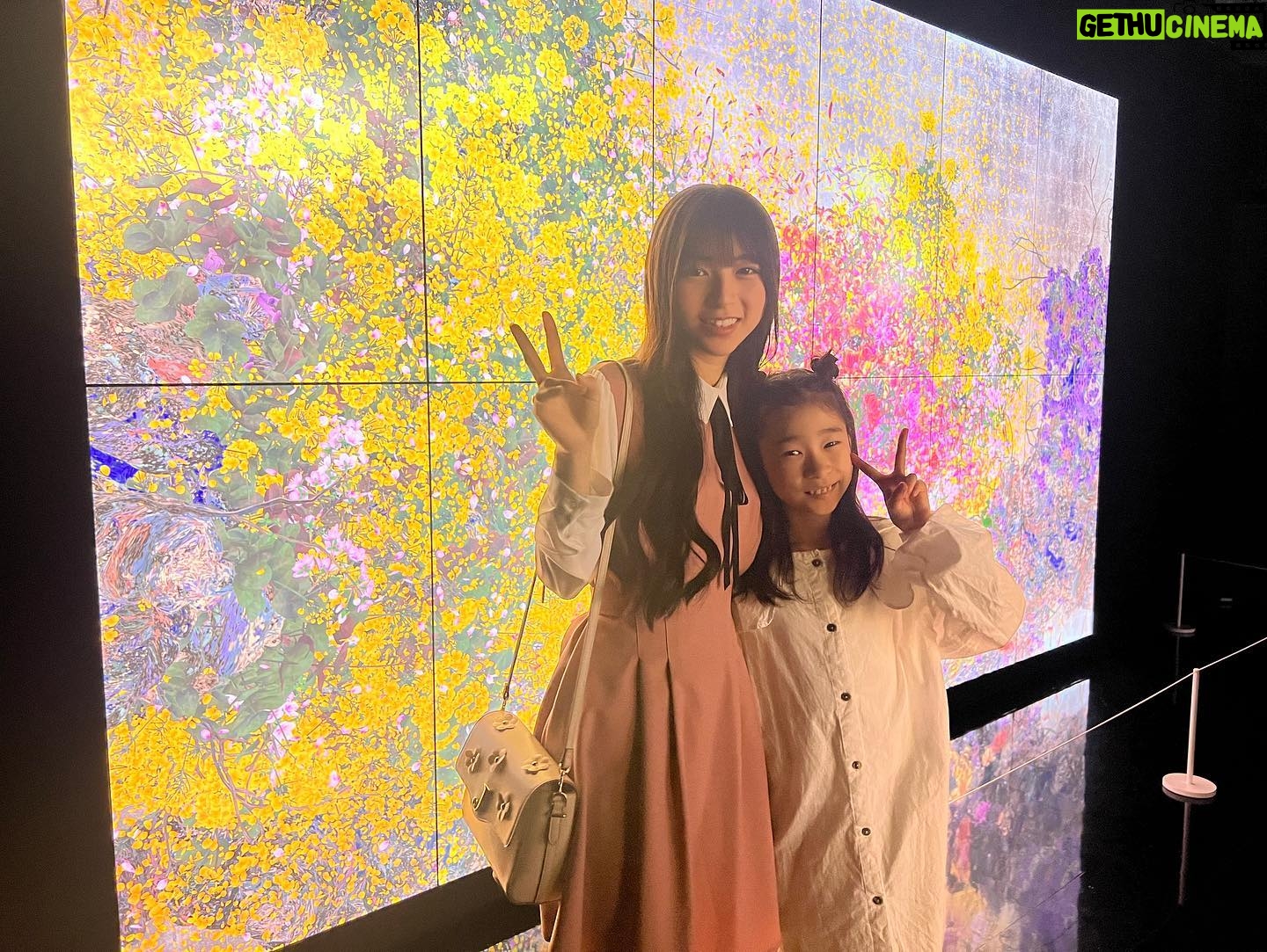 Nao Osato - 1.7K Likes - 麻布台ヒルズにできている
チームラボに行ってきました✨
街がオシャレで素敵だったし、今回の作品も五感を刺激する楽しくて新しいものがあってあっという間の時間でした🌸
可愛い妹と一緒に!
#チームラボ#花の香り#麻布台ヒルズ##大里菜桜