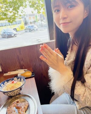 Nao Osato Instagram - 美味しいものたべちゃうよね
どっちも美味しいけとみんなは雛派？親派？

#どっちも美味しい#鶏めし#香川県#高松市#たか松bonsai大使 #大里菜桜 #食いしん坊担当 ＃食い担