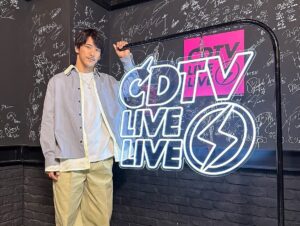 Naoki Kobayashi Instagram - Happy 30th anniversary to #CDTV 🕺
CDTVライブライブ さん30周年✨
おめでとうございます🎉
#初めてのCDTV出演はみんなの髪に気合いが入ってましたね笑