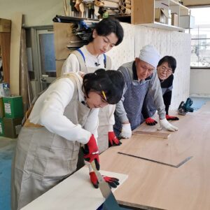 Naomi Zaizen Instagram - 🍙
先月の「有吉ゼミ」でも放送されました、犬山さんの工房にて🤗
箪笥のリメイクの時は、ついつい力が入って鉛筆を耳に😅
🍙
#有吉ゼミ #箪笥 #リメイク #鉛筆は耳 #SDGs #直見工房 #財前直見 #🍙