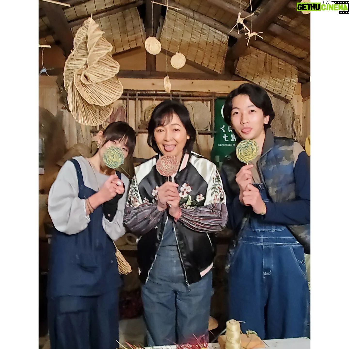 Naomi Zaizen - 2.7K Likes - 🍙
七島藺(しちとうい)の工芸品を装飾した、田舎の倉庫の壁
七島藺は大分県国東で昔から作られていた植物で、畳表や工芸品も作られていて、今は世界農業遺産にもなっているんです
岩切さんに教わって、ちょっと作ってみました!🌀😄
三つ編みをしたことがある人であれば、ちょっとやったらなれて楽しくなってくるかも🤗
🍙
#七島藺 #しちとうい #大分県 #国東 #くにさき #世界農業遺産 #畳表 #工芸品 #🌀 #岩切千佳 さん #ななつむぎ #有吉ゼミ #直見工房 #財前直見 #🍙