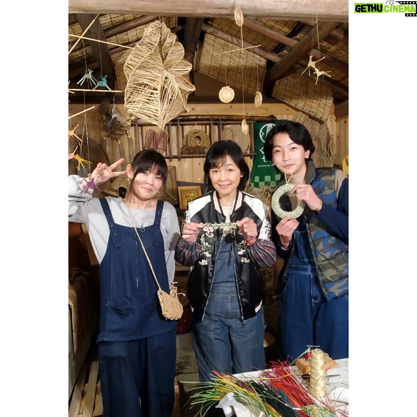 Naomi Zaizen - 2.7K Likes - 🍙
七島藺(しちとうい)の工芸品を装飾した、田舎の倉庫の壁
七島藺は大分県国東で昔から作られていた植物で、畳表や工芸品も作られていて、今は世界農業遺産にもなっているんです
岩切さんに教わって、ちょっと作ってみました!🌀😄
三つ編みをしたことがある人であれば、ちょっとやったらなれて楽しくなってくるかも🤗
🍙
#七島藺 #しちとうい #大分県 #国東 #くにさき #世界農業遺産 #畳表 #工芸品 #🌀 #岩切千佳 さん #ななつむぎ #有吉ゼミ #直見工房 #財前直見 #🍙