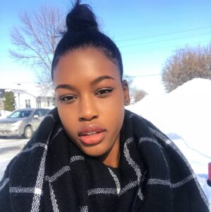 Naomy Instagram - petit changement de fond depuis mon dernier post 🥶