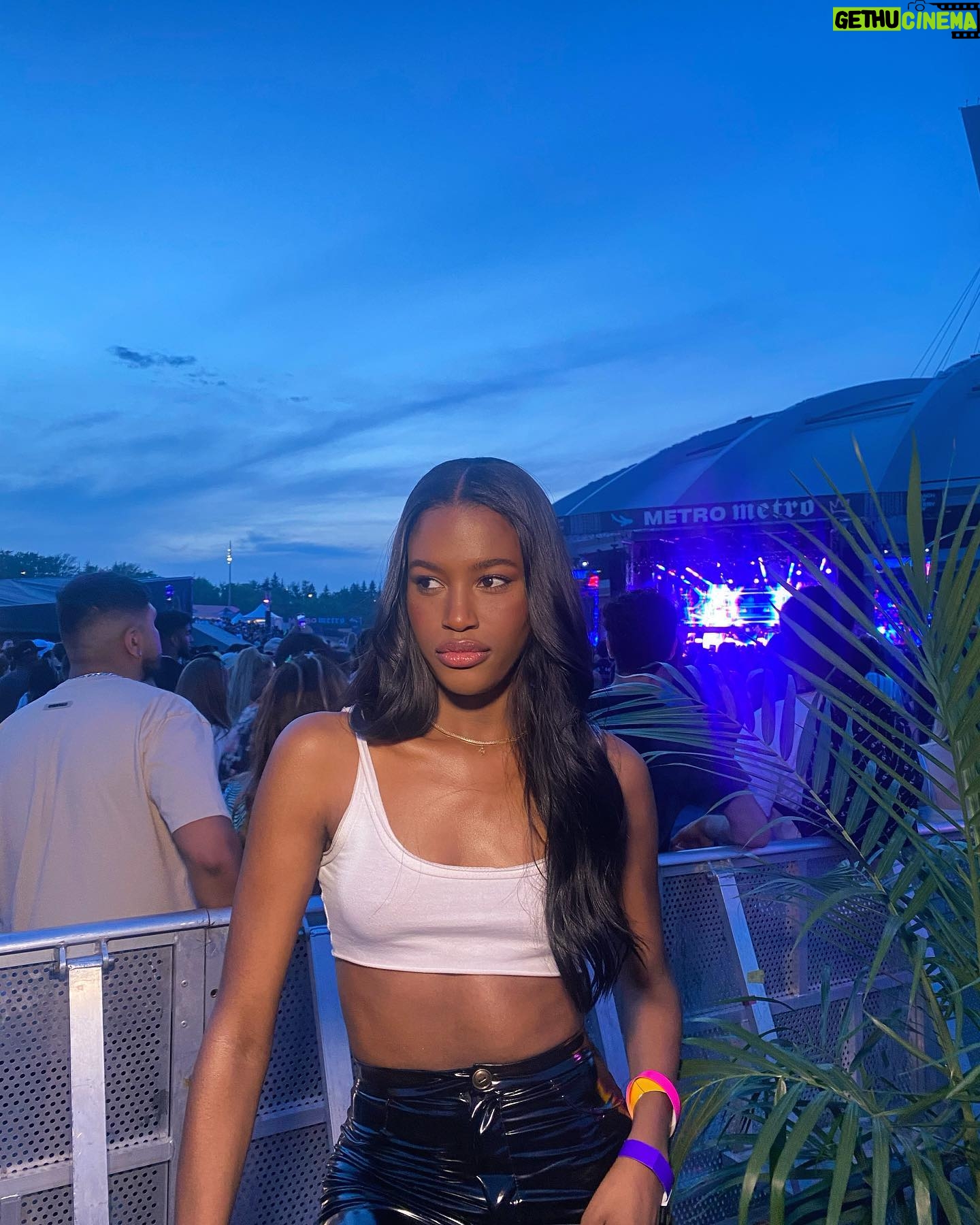 Naomy - 1.3K Likes - Festival season is upon us ⚡️ @festivalmetrometro