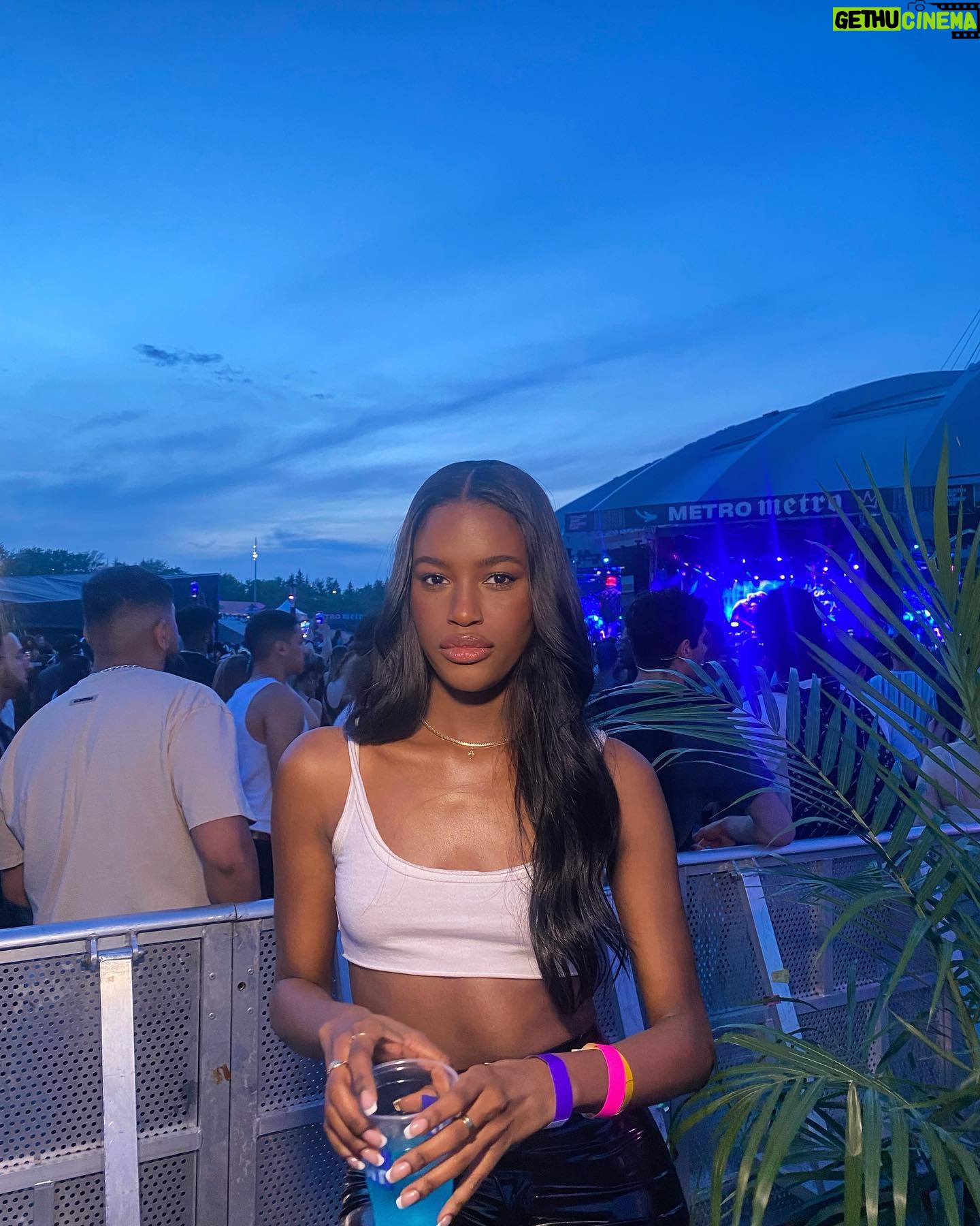 Naomy - 1.3K Likes - Festival season is upon us ⚡️ @festivalmetrometro