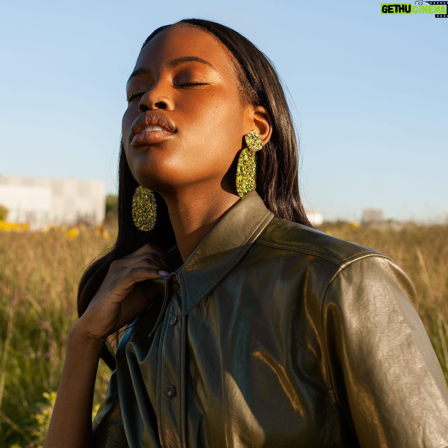 Naomy - 2.1K Likes - FOR @flanellemagazine 🍂🌾
MUA : @_roze_glow
STYLIST : @farahbenosman
PHOTOGRAPH : @meganebrunette_photo