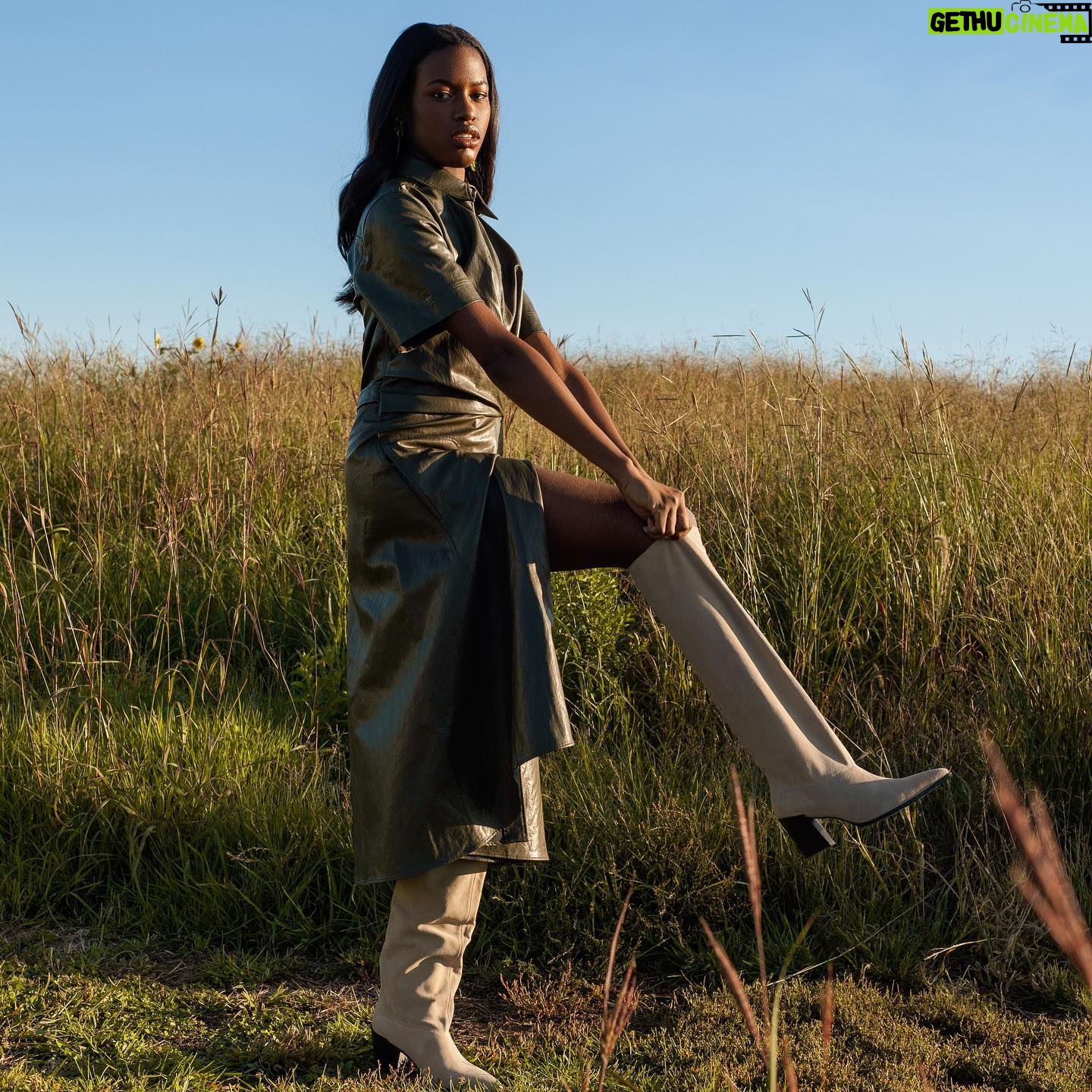 Naomy - 2.1K Likes - FOR @flanellemagazine 🍂🌾
MUA : @_roze_glow
STYLIST : @farahbenosman
PHOTOGRAPH : @meganebrunette_photo