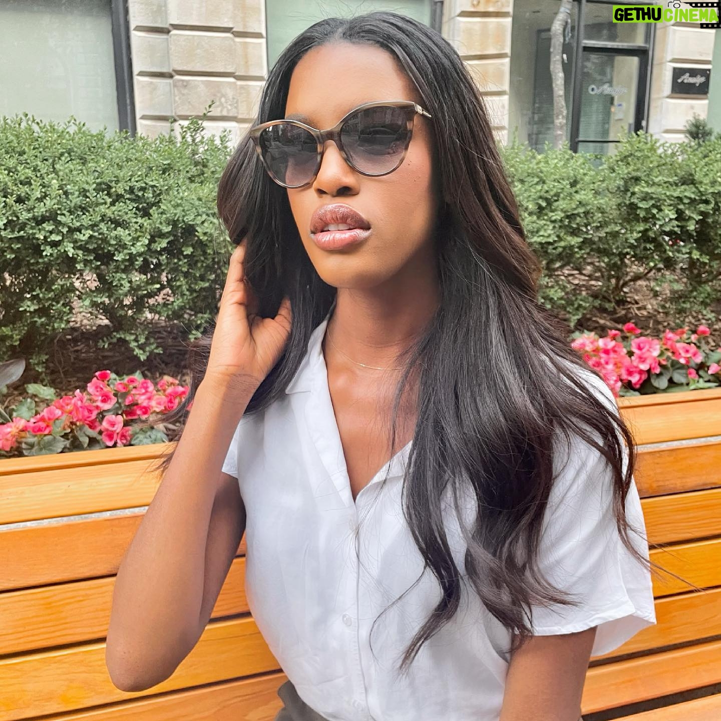 Naomy - 1.2K Likes - Suns out shades out ☀️ with my new favorite pair for the summer ! @longchamp @optoreseau #LongchampEyewear #ad