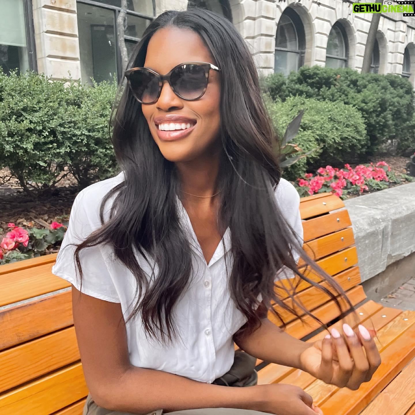 Naomy - 1.2K Likes - Suns out shades out ☀️ with my new favorite pair for the summer ! @longchamp @optoreseau #LongchampEyewear #ad