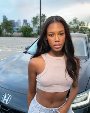 Naomy Instagram - Quick stop for a picture while I’m on the road with the all-new 2023 Honda HR-V ! Loving this car, and the sporty exterior deserved a moment 😍.

 @hondacanada #2023 #hrv #ad