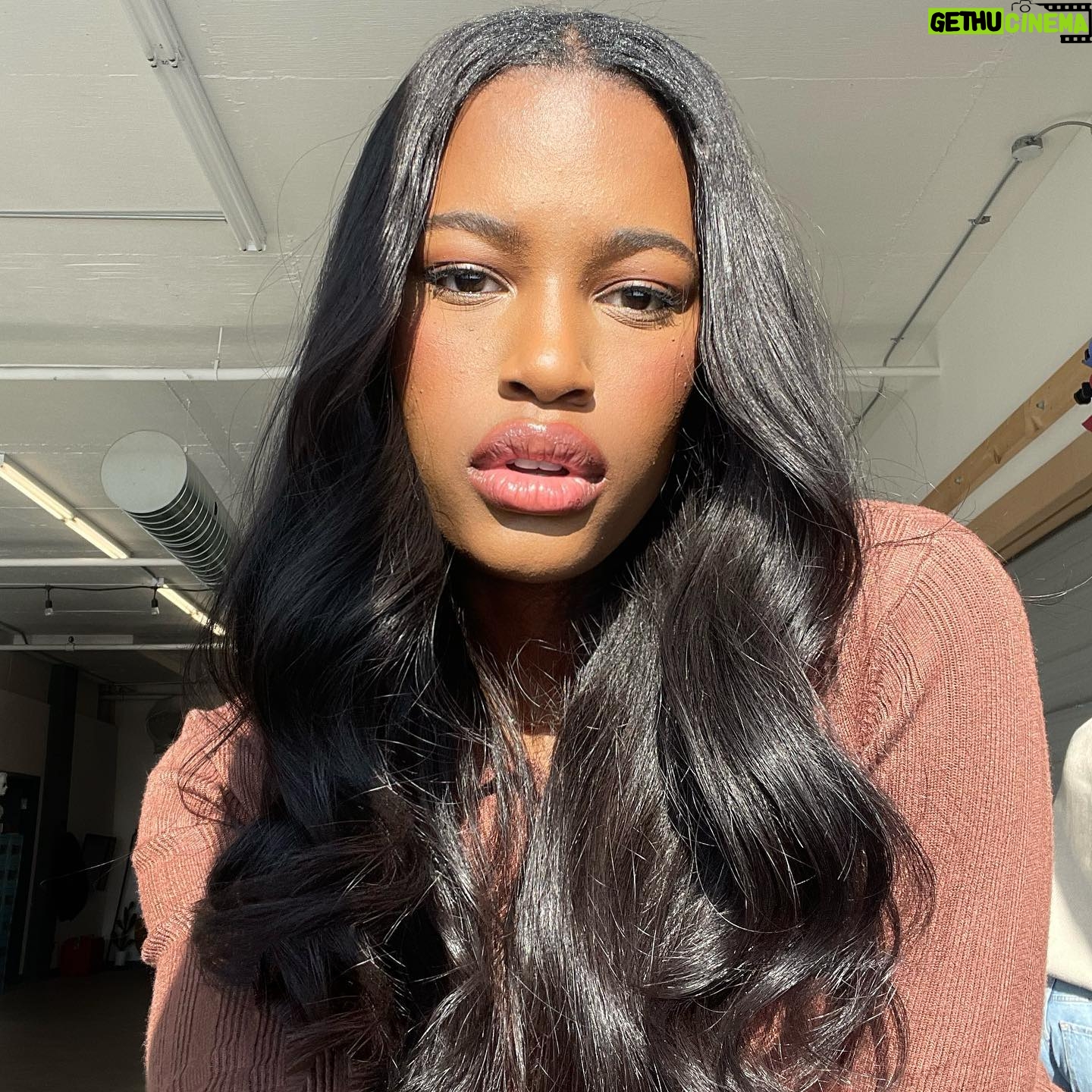 Naomy - 1.1K Likes - material gworl 💅🏾