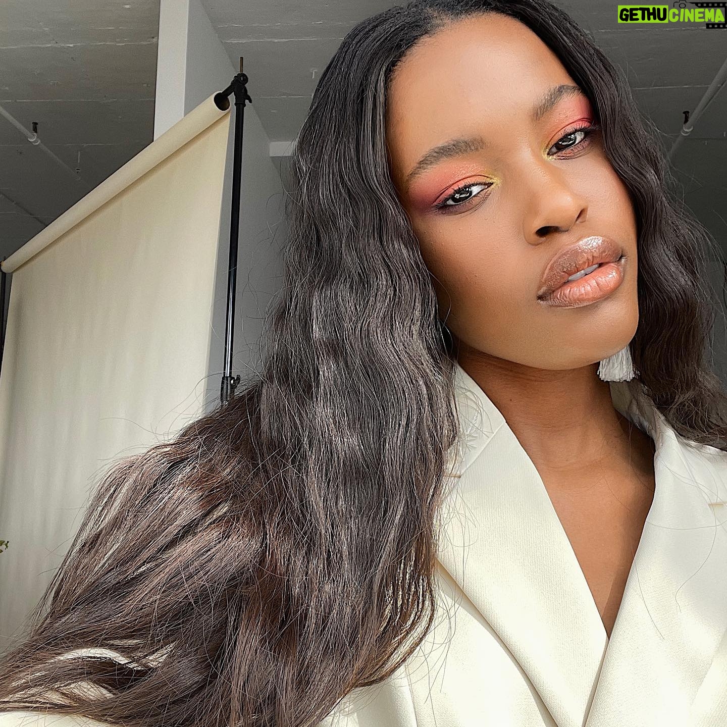 Naomy - 1.3K Likes - behind the scene ... literally
MUA : @shannie.makeup