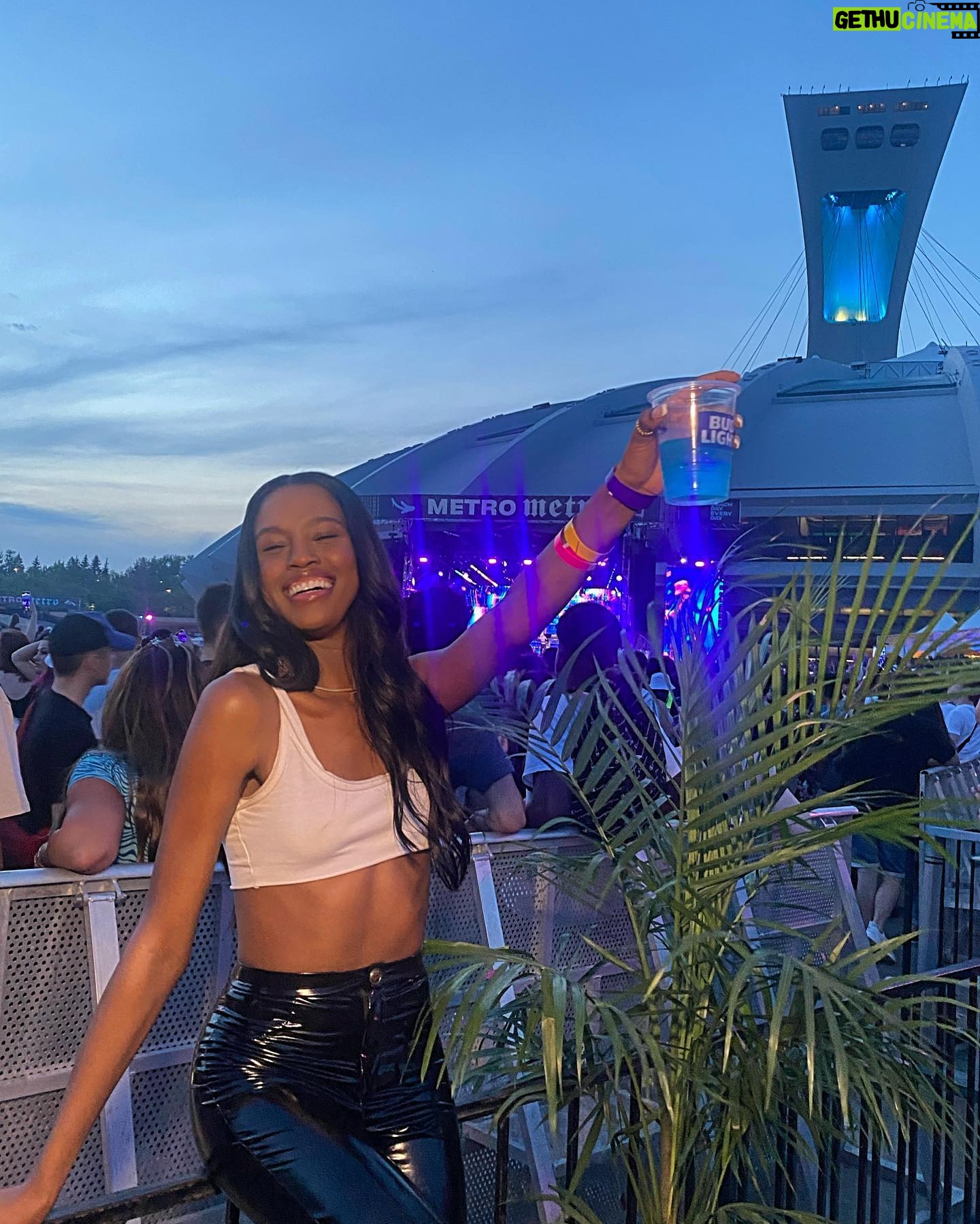 Naomy - 1.3K Likes - Festival season is upon us ⚡️ @festivalmetrometro