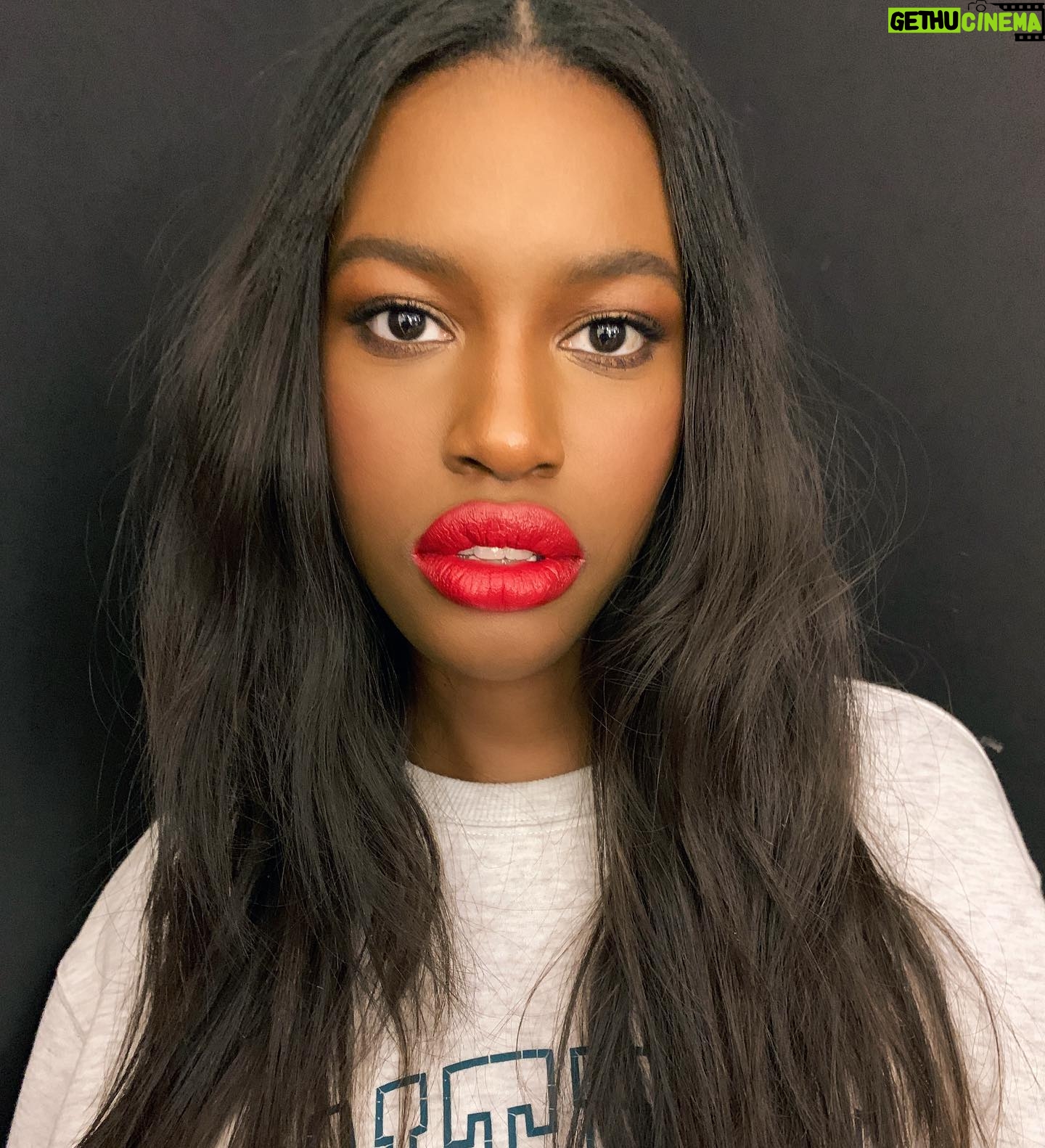 Naomy - 1.7K Likes - 👀👄 by @leslie_ann_thomson