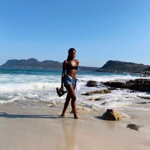Naomy Instagram - Première semaine sans avoir les pieds dans le sable 😩 Où devrait être ma prochaine destination ?
📷 : @jo_black85