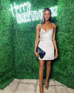Naomy Instagram - outfit : @boutiquelapetiterobenoire 💕
shoutout to @sweetnessofdebbye & @chapiteau.prestige for throwing my friend the best birthday celebration in the safest ways ✨💕 #Arnz26