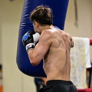Naoya Inoue Instagram - 喰らえ
