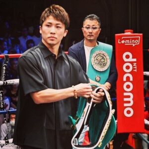Naoya Inoue Instagram - 最高の親孝行が出来ました🙌🏻🙌🏻
WBCからトレーナーへの特別ベルトが贈呈されました。

#真吾さん顔怖いけど大丈夫実は優しいから