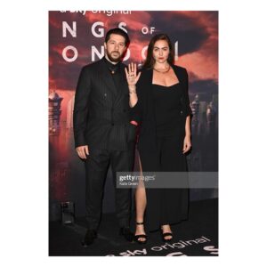 Narges Rashidi Instagram - I feel lucky and deeply honored working with the most incredible, talented and humane cast and crew, who all raised their hand with me in solidarity with the people of Iran. I truly love you guys from the bottom of my heart. 
@ghuwevans  @theotherjoecole and @nimanourizadeh we missed you last night a lot!!! ♥️

@gangsoflondon @skytv @pulsefilms @sisterglobal 

#zanzendegiazadi #mahsaaminiمهسا_امینی #jinaamini #jinjianazadi #iranprotests #gangsoflondon