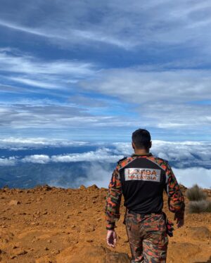 Nas-T Instagram - We survived Gunung Kinabalu ! it was the best and also the worst experience in my life hahah..we had to climb 6km up under bad weather..8 hours of climb with non stop heavy rain.Tempreture was 6c and all of our clothes and bags were soaked wet

But worth all the effort 🔥 Its a wrap for Legasi Wira Merah 👨‍🚒 #LegasiWiraMerah #BombaTheMovie