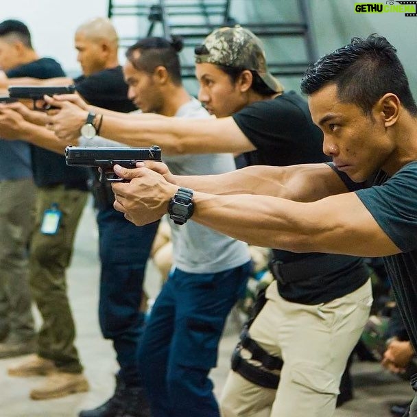 Nas-T - 2.5K Likes - Kenangan manis yang tidak boleh dilupakan semasa latihan komando bersama Paskau dan direktor aksi kami @franksee_fx
Selamat Menyambut Hari Kemerdekaan yang ke - 65 !
Merdeka!! 🇲🇾
#airforcethemovie #selagibernyawa