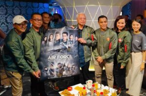 Nas-T Instagram - Malam yang bersejarah bagi team kami.Terima kasih yang tak terhingga kepada Perdana Menteri kita Dato’ Sri @ismailsabri60 kerana sudi meluangkan masa untuk menonton filem Air Force The Movie : Selagi Bernyawa semalam.Beliau bagi 9/10 ! 😱 

You guys yang dah tengok pulak bagi berapa? 

Teruskan menonton ok!Selagi bernyawa! 🫡 - Rock

#airforcethemovie #selagibernyawa