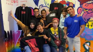 Nas-T Instagram - 15 years of Kami ..its good to see everyone again..thank you to @sinemacult and @redcommfilms for organizing this event! Until next time! “Hidup ini memang palat,tapi esok masih ada”

P/s : theres a special video 15 years after Abu died at the end