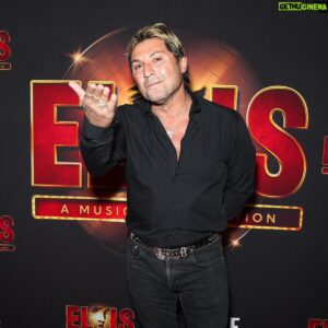 Nasser Sultan Instagram - The music of the King of Rock ‘n’ Roll lives on at the World Premiere of Elvis: A Musical Revolution! @elvisamusicalrevolutionau 

Expect an electrifying time in this sensational theatrical production with over 40 of Elvis hits that will rock the house! 🔥

Photo/ Video credits 
@nath_atkins 1,2,3
@plusonesocialaus 

#elvismusicalrevolutionau #elvis #elvispresley #worldpremiere #redcarpet #musical