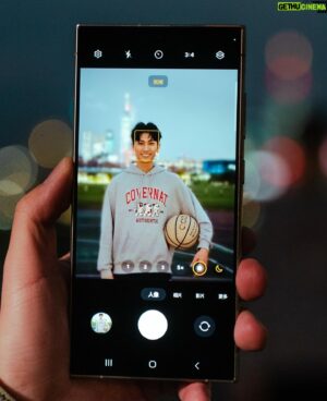 Nat Chen Instagram - Galaxy S24 Ultra 除了內建 S Pen 讓我可以盡情塗鴉相片之外，還有許多令我心動的功能🤩
 休假時愛打籃球的我常常會錄下比賽或運動作為紀錄或檢視自己動作問題，Galaxy S24 Ultra 的強大光學防手震，讓我拍攝全場比賽也能非常清晰⛹️

超強的遠距，超明亮暗夜人像攝影，支援2億超高畫素、智慧人像辨識，在低光源的環境下拍攝依然明亮自然✌️

還有一個很讓我很喜歡的功能，就是生成式慢動作精彩鏡頭，長按拍攝完的影片，就會變成慢動作影片，精彩瞬間輕鬆生成🤩

除此之外，剛拍好的相片進入生成式相片編輯，長按選取物件後就可以任意移動、縮放成自己想要的樣子🤩 
@samsungtaiwan 
#TeamGalaxy 
#GalaxyS24Series
#GalaxyWatch6
#EpicJustLikeThat