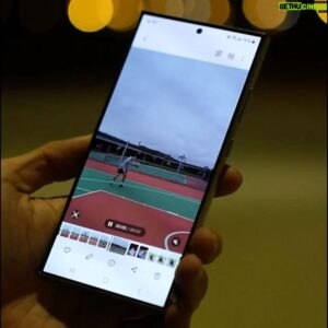 Nat Chen Instagram - Galaxy S24 Ultra 除了內建 S Pen 讓我可以盡情塗鴉相片之外，還有許多令我心動的功能🤩
 休假時愛打籃球的我常常會錄下比賽或運動作為紀錄或檢視自己動作問題，Galaxy S24 Ultra 的強大光學防手震，讓我拍攝全場比賽也能非常清晰⛹️

超強的遠距，超明亮暗夜人像攝影，支援2億超高畫素、智慧人像辨識，在低光源的環境下拍攝依然明亮自然✌️

還有一個很讓我很喜歡的功能，就是生成式慢動作精彩鏡頭，長按拍攝完的影片，就會變成慢動作影片，精彩瞬間輕鬆生成🤩

除此之外，剛拍好的相片進入生成式相片編輯，長按選取物件後就可以任意移動、縮放成自己想要的樣子🤩 
@samsungtaiwan 
#TeamGalaxy 
#GalaxyS24Series
#GalaxyWatch6
#EpicJustLikeThat
