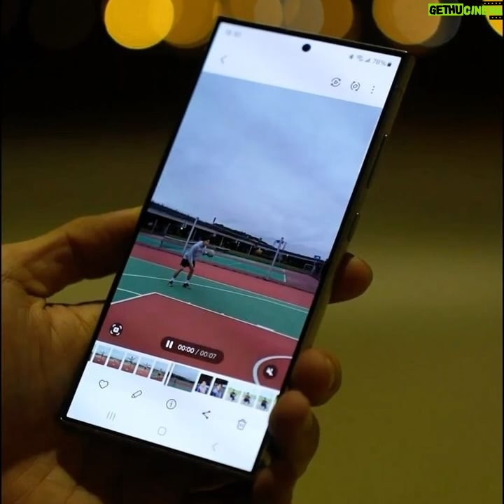 Nat Chen - 18.7K Likes - Galaxy S24 Ultra 除了內建 S Pen 讓我可以盡情塗鴉相片之外,還有許多令我心動的功能🤩
休假時愛打籃球的我常常會錄下比賽或運動作為紀錄或檢視自己動作問題,Galaxy S24 Ultra 的強大光學防手震,讓我拍攝全場比賽也能非常清晰⛹️
超強的遠距,超明亮暗夜人像攝影,支援2億超高畫素、智慧人像辨識,在低光源的環境下拍攝依然明亮自然✌️
還有一個很讓我很喜歡的功能,就是生成式慢動作精彩鏡頭,長按拍攝完的影片,就會變成慢動作影片,精彩瞬間輕鬆生成🤩
除此之外,剛拍好的相片進入生成式相片編輯,長按選取物件後就可以任意移動、縮放成自己想要的樣子🤩
@samsungtaiwan
#TeamGalaxy
#GalaxyS24Series
#GalaxyWatch6
#EpicJustLikeThat