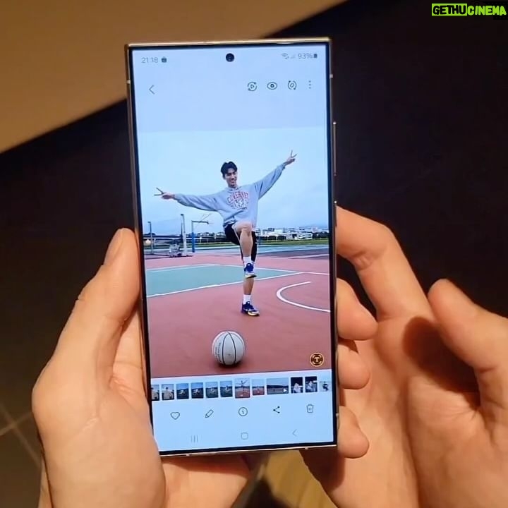 Nat Chen - 18.7K Likes - Galaxy S24 Ultra 除了內建 S Pen 讓我可以盡情塗鴉相片之外,還有許多令我心動的功能🤩
休假時愛打籃球的我常常會錄下比賽或運動作為紀錄或檢視自己動作問題,Galaxy S24 Ultra 的強大光學防手震,讓我拍攝全場比賽也能非常清晰⛹️
超強的遠距,超明亮暗夜人像攝影,支援2億超高畫素、智慧人像辨識,在低光源的環境下拍攝依然明亮自然✌️
還有一個很讓我很喜歡的功能,就是生成式慢動作精彩鏡頭,長按拍攝完的影片,就會變成慢動作影片,精彩瞬間輕鬆生成🤩
除此之外,剛拍好的相片進入生成式相片編輯,長按選取物件後就可以任意移動、縮放成自己想要的樣子🤩
@samsungtaiwan
#TeamGalaxy
#GalaxyS24Series
#GalaxyWatch6
#EpicJustLikeThat