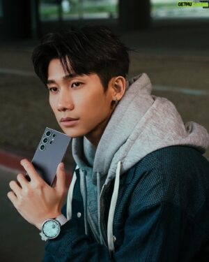 Nat Chen Instagram - Galaxy S24 Ultra 除了內建 S Pen 讓我可以盡情塗鴉相片之外，還有許多令我心動的功能🤩
 休假時愛打籃球的我常常會錄下比賽或運動作為紀錄或檢視自己動作問題，Galaxy S24 Ultra 的強大光學防手震，讓我拍攝全場比賽也能非常清晰⛹️

超強的遠距，超明亮暗夜人像攝影，支援2億超高畫素、智慧人像辨識，在低光源的環境下拍攝依然明亮自然✌️

還有一個很讓我很喜歡的功能，就是生成式慢動作精彩鏡頭，長按拍攝完的影片，就會變成慢動作影片，精彩瞬間輕鬆生成🤩

除此之外，剛拍好的相片進入生成式相片編輯，長按選取物件後就可以任意移動、縮放成自己想要的樣子🤩 
@samsungtaiwan 
#TeamGalaxy 
#GalaxyS24Series
#GalaxyWatch6
#EpicJustLikeThat