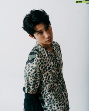 Nat Chen Instagram - 已經到了外套只想當作道具的天氣了呢🌞

攝影： @stanley09091780 
服裝： @yoyo1010756 @allsaints @allsaintstaiwan 
髮型： @kimberhuang