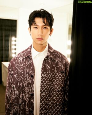 Nat Chen Instagram - 聖誕節快樂🎄
用照片來回憶一下12/23🥰
要一直開開心心舒舒服服喔🫶
衣服： @dycteam 
髮型： @kimberhuang 
化妝： @backstage_curry 
攝影： @liao_visual 
#奇蹟 #奇蹟台北見面會 #聖誕快樂