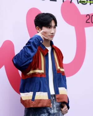 Nat Chen Instagram - 第一次來到韓國首爾
第一次以觀眾身份參與時裝週
第一次體驗韓國的造型設計
很謝謝現場大叫我名字的粉絲
讓我知道我不是一個人🥰
我們明天見😎
#seoulfashionweek #首爾時裝週