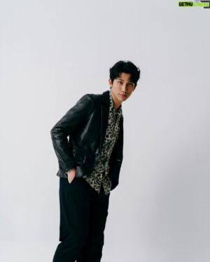Nat Chen Instagram - 已經到了外套只想當作道具的天氣了呢🌞

攝影： @stanley09091780 
服裝： @yoyo1010756 @allsaints @allsaintstaiwan 
髮型： @kimberhuang