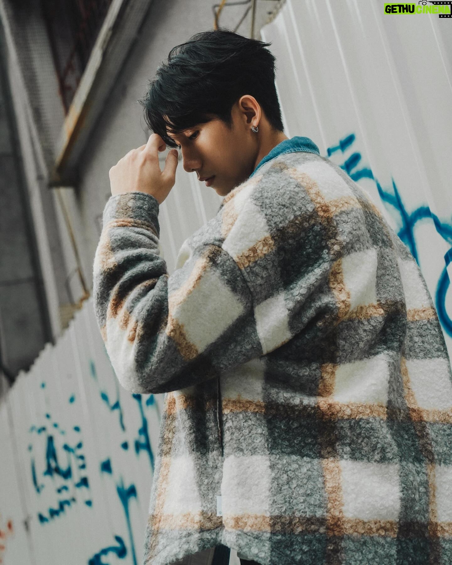 Nat Chen - 14.3K Likes - 一上台 打完招呼
音樂下 準備開唱
明明是熟悉的歌曲
莫名的開始緊張
我笑著請K4幫我一起開頭
直到第一段副歌結束
我才回到最自在的自己
又多了一個初體驗~
謝謝 @kiseki_dear.to.me 大家庭
謝謝 @lisley 給我們一個這麼棒的舞台
謝謝典愷桐及所有學長們❤️
@louis_abcd
@kaihsu_ @taro_yu_tung
👕: @five_cm_tw @fivecm_a11
#奇蹟 #演唱會
#ootd #style