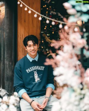Nat Chen Instagram - 謝謝大家的生日祝福❤️
真的是第一次同時被這麼多人祝福🙏
然後呢身為一個資深的狗勾衣獵人
要來介紹一下我這次穿的狗勾衣是 @50_fifty_percent 的秋冬限定款「狗狗印花大學TEE」
一共有八個顏色分別是八個不同品種的狗勾，可以給各位狗勾衣獵人好好參考😉
資深狗勾衣獵人在這邊提前祝大家聖誕節快樂🎄
適合相聚的冬季我們都穿一樣的狗狗大學印花 TEE
#fiftypercent #適合相聚的冬季我們都穿一樣的 #聚會必備狗狗印花TEE #狗狗印花大學TEE
#狗狗 #毛小孩