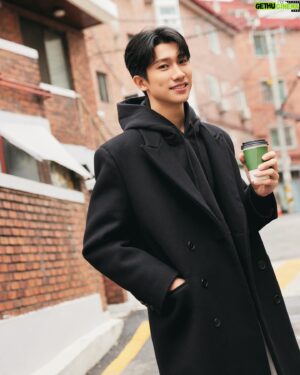 Nat Chen Instagram - 咖啡廳場景拍完後有店員小姐姐請的冰美式
離開前小姐姐邀請我進入她的直播間打招呼😂
用上了大雄哥請朋友教我的韓文
祝她的粉絲「新年快樂」🥳
「ㄙㄟ嘿波馬膩趴ㄉㄥˋㄙㄟ呦」
真的是讚讚讚棒棒棒🤩