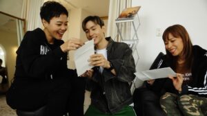 Nat Thewphaingam Instagram - Natthew The Passion
Fitness Passion in Korea
17-18 May 2024 Diary

”N.A.T.E. body profile creation และฉันที่จะเป็นทุกอย่างให้เธอแล้ว“
 
วันที่ 17-18 พฤษภาคม เป็นวันที่สำคัญของผมและนักเรียน N.A.T.E. Body Profile Creation ทุกคนที่มาเกาหลีพร้อมกันกับผม ในทริปนี้ผมดีลกับสตูดิโอ MYOSA ไว้ 2 วัน แบ่งเป็นการถ่ายรูปของ นร.หญิง วันที่17 และ นร.ชาย วันที่18
 
ผมรับหน้าที่เป็นคนดูแล พาทุกคนไปถ่ายรูปที่สตูดิโอ โดยพาเดินทางโดยรถไฟใต้ดิน จากที่พักย่าน Hapjeong ไปที่สตูดิโอย่าน Magok
 
เราทุกคนต้องไปแต่งหน้า-ทำผมกันที่ Salon ก่อนไปที่สตูดิโอ ซึ่งทั้งสองที่ห่างกันแค่ 1 ช่วงตึก และด้วยอากาศที่เย็นสบาย การเดินจากที่หนึ่งไปยังอีกที่หนึ่งก็เป็นเรื่องชิล ไม่ยมเหงื่อตก หรือหน้าเยิ้มแบบอยู่บ้านเราไทยแลนด์
 
ที่สตูดิโอ เราได้รับการช่วยเหลือจากน้องฝน ที่รับงานล่ามให้เราทั้งสองวัน
ส่วนผม ก็มีหน้าที่ดูแลนักเรียน ช่วยให้คำแนะนำในการเตรียมตัวถ่ายรูป อย่างสุดความสามารถที่สุด
 
ทุกอย่างราบรื่นดี สนุกมากๆ และดีใจมากๆ ที่ได้เป็นส่วนหนึ่งของประสบการณ์ยิ่งใหญ่ครั้งหนึ่งในชีวิตของนักเรียนทุกคนนะครับ

@natehealthylife 
#fitnessmotivation #fitness