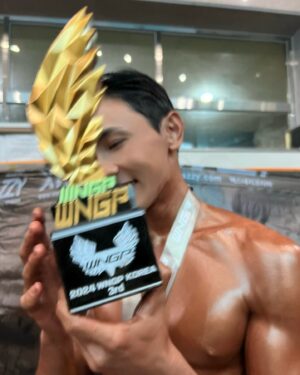 Nat Thewphaingam Instagram - ⭐️⭐️⭐️선수 나튜 ⭐️⭐️⭐️
การเตรียมตัว 46 วัน สำหรับการแข่งขัน Sport Model เวทีแรกในชีวิต ที่ประเทศ เกาหลีใต้ WNGP 2024 Yongin 
ผมทำอย่างเต็มที่ ที่สุด เท่าที่กำลังกายและกำลังใจทั้งหมดจะสามารถขับเคลื่อนผมมาได้ 
ผม ภาคภูมิใจในตัวเองเหลือเกิน ที่วันนี้ผม สามารถ หิ้ว Trophy 3rd นี้กลับบ้านได้ในที่สุด 

ผมขอใช้พื้นที่ IG ส่วนตัวนี้ของผม ขอบคุณ บุคคลสำคัญในการ เตรียมตัวและการแข่งขันที่ผ่านมา ถ้าไม่มี พวกเค้า ผมไม่มีวันนี้แน่นอน 
⭐️ขอบคุณ โค้ชของผม @seobody @amazym.kr สำหรับทุกอย่าง ต้องใช้คำว่าทุกอย่างจริงๆ เป็นทั้งครู เป็นทั้งเพื่อน เป็นทั้งโค้ช จัดโปรแกรมให้ผมทุกอย่าง ทั้งการออกกำลังกาย อาหาร การนอน และทุกเรื่องเลย THANK YOU SO MUCH !
⭐️ขอบคุณ น้องบี น้องชายสุดที่รัก @bee__munin ที่กินอยู่กันมา ทุกวันที่นี่ เริ่มต้นด้วยการเป็นตากล้องส่วนตัว ไปจนในที่สุด เป็นพลังใจและพลังสนับสนุนของผมมากๆ 
⭐️ขอบคุณ Dream Team of Supporter ที่ ช่วยเหลือผม ในการเตรียมตัวในการแข่งขัน ทั้งสองคนใจดี และช่วยเหลือผมอย่างเต็มที่ @__.donkey @xxnziwan THANK YOU SO MUCH!
⭐️ขอบคุณ กำลังใจ ทุกๆคน ครอบครัวของผม /เพื่อนรักของผม /นักเรียนของผม /และแฟนคลับของผม ทุกคนนะครับ /ทุกๆข้อความ ทุกๆ วิดิโอคอล ทุกๆการคอล มีความหมาย กับผมมากครับ 
⭐️ขอบคุณ special guest ที่สอนเทคนิคพิเศษ ในการออกกำลัง และโพสท์ท่า @conditioningcare และขอบคุณ การดูแล การทำ Tanning ตลอดระยะเวลาเตรียมตัวที่ผ่านมา จาก @wxxyu_c 

ตอนนี้ ภาระกิจของผม แม้ จะผ่านไป แล้ว1Mission แต่ก็อยากมี ด่านต่อไปที่ต้องไปต่อ 
NATTHEW Su Su ! 

NATTHEW THE PASSION FITNESS PASSION IN KOREA