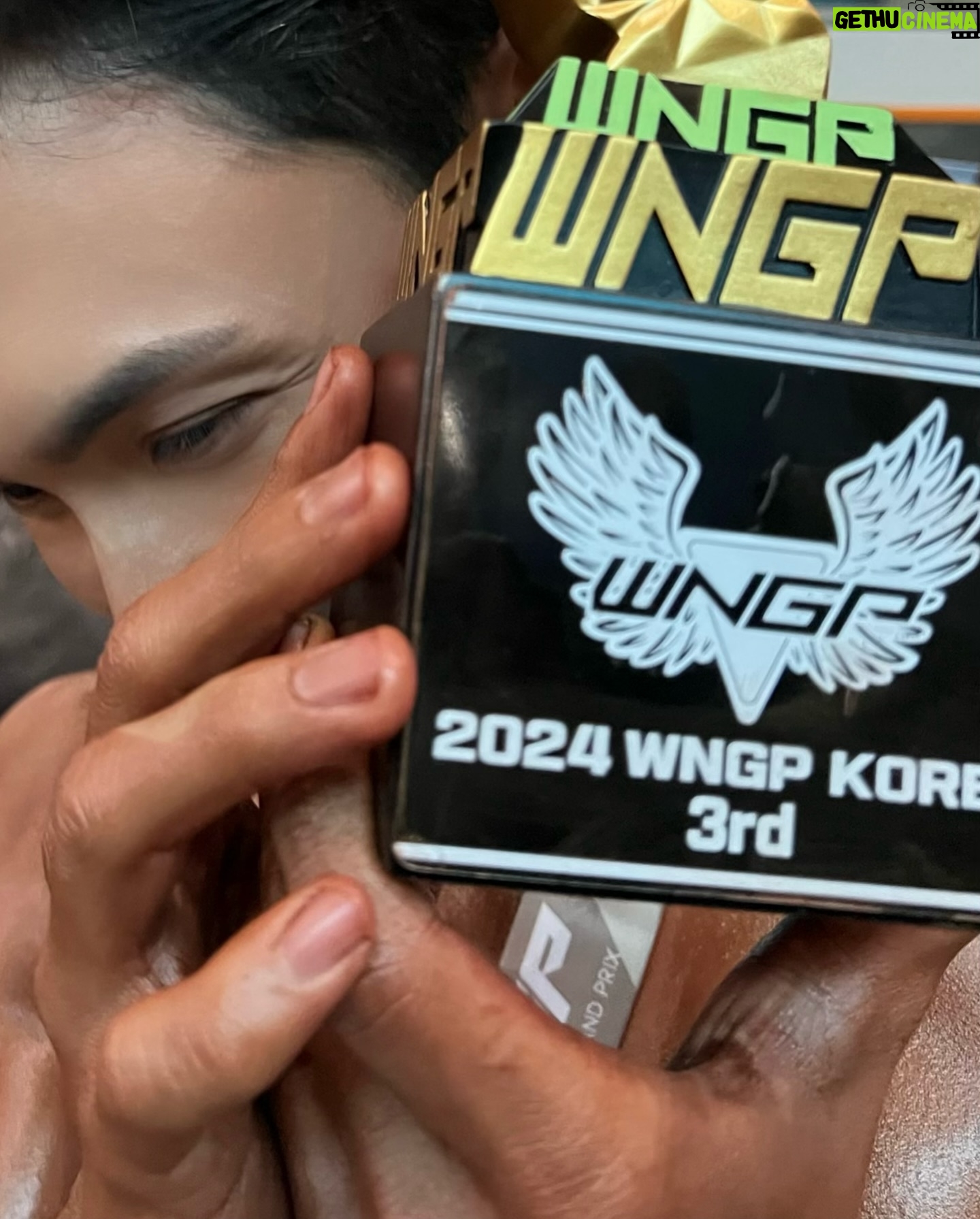 Nat Thewphaingam - 30.6K Likes - ⭐️⭐️⭐️선수 나튜 ⭐️⭐️⭐️
การเตรียมตัว 46 วัน สำหรับการแข่งขัน Sport Model เวทีแรกในชีวิต ที่ประเทศ เกาหลีใต้ WNGP 2024 Yongin
ผมทำอย่างเต็มที่ ที่สุด เท่าที่กำลังกายและกำลังใจทั้งหมดจะสามารถขับเคลื่อนผมมาได้
ผม ภาคภูมิใจในตัวเองเหลือเกิน ที่วันนี้ผม สามารถ หิ้ว Trophy 3rd นี้กลับบ้านได้ในที่สุด
ผมขอใช้พื้นที่ IG ส่วนตัวนี้ของผม ขอบคุณ บุคคลสำคัญในการ เตรียมตัวและการแข่งขันที่ผ่านมา ถ้าไม่มี พวกเค้า ผมไม่มีวันนี้แน่นอน
⭐️ขอบคุณ โค้ชของผม @seobody @amazym.kr สำหรับทุกอย่าง ต้องใช้คำว่าทุกอย่างจริงๆ เป็นทั้งครู เป็นทั้งเพื่อน เป็นทั้งโค้ช จัดโปรแกรมให้ผมทุกอย่าง ทั้งการออกกำลังกาย อาหาร การนอน และทุกเรื่องเลย THANK YOU SO MUCH !
⭐️ขอบคุณ น้องบี น้องชายสุดที่รัก @bee__munin ที่กินอยู่กันมา ทุกวันที่นี่ เริ่มต้นด้วยการเป็นตากล้องส่วนตัว ไปจนในที่สุด เป็นพลังใจและพลังสนับสนุนของผมมากๆ
⭐️ขอบคุณ Dream Team of Supporter ที่ ช่วยเหลือผม ในการเตรียมตัวในการแข่งขัน ทั้งสองคนใจดี และช่วยเหลือผมอย่างเต็มที่ @__.donkey @xxnziwan THANK YOU SO MUCH!
⭐️ขอบคุณ กำลังใจ ทุกๆคน ครอบครัวของผม /เพื่อนรักของผม /นักเรียนของผม /และแฟนคลับของผม ทุกคนนะครับ /ทุกๆข้อความ ทุกๆ วิดิโอคอล ทุกๆการคอล มีความหมาย กับผมมากครับ
⭐️ขอบคุณ special guest ที่สอนเทคนิคพิเศษ ในการออกกำลัง และโพสท์ท่า @conditioningcare และขอบคุณ การดูแล การทำ Tanning ตลอดระยะเวลาเตรียมตัวที่ผ่านมา จาก @wxxyu_c
ตอนนี้ ภาระกิจของผม แม้ จะผ่านไป แล้ว1Mission แต่ก็อยากมี ด่านต่อไปที่ต้องไปต่อ
NATTHEW Su Su !
NATTHEW THE PASSION FITNESS PASSION IN KOREA