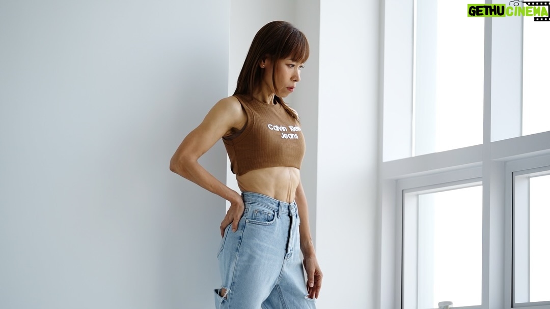 Nat Thewphaingam - 4.5K Likes - Natthew The Passion
Fitness Passion in Korea
17-18 May 2024 Diary
”N.A.T.E. body profile creation และฉันที่จะเป็นทุกอย่างให้เธอแล้ว“
วันที่ 17-18 พฤษภาคม เป็นวันที่สำคัญของผมและนักเรียน N.A.T.E. Body Profile Creation ทุกคนที่มาเกาหลีพร้อมกันกับผม ในทริปนี้ผมดีลกับสตูดิโอ MYOSA ไว้ 2 วัน แบ่งเป็นการถ่ายรูปของ นร.หญิง วันที่17 และ นร.ชาย วันที่18
ผมรับหน้าที่เป็นคนดูแล พาทุกคนไปถ่ายรูปที่สตูดิโอ โดยพาเดินทางโดยรถไฟใต้ดิน จากที่พักย่าน Hapjeong ไปที่สตูดิโอย่าน Magok
เราทุกคนต้องไปแต่งหน้า-ทำผมกันที่ Salon ก่อนไปที่สตูดิโอ ซึ่งทั้งสองที่ห่างกันแค่ 1 ช่วงตึก และด้วยอากาศที่เย็นสบาย การเดินจากที่หนึ่งไปยังอีกที่หนึ่งก็เป็นเรื่องชิล ไม่ยมเหงื่อตก หรือหน้าเยิ้มแบบอยู่บ้านเราไทยแลนด์
ที่สตูดิโอ เราได้รับการช่วยเหลือจากน้องฝน ที่รับงานล่ามให้เราทั้งสองวัน
ส่วนผม ก็มีหน้าที่ดูแลนักเรียน ช่วยให้คำแนะนำในการเตรียมตัวถ่ายรูป อย่างสุดความสามารถที่สุด
ทุกอย่างราบรื่นดี สนุกมากๆ และดีใจมากๆ ที่ได้เป็นส่วนหนึ่งของประสบการณ์ยิ่งใหญ่ครั้งหนึ่งในชีวิตของนักเรียนทุกคนนะครับ
@natehealthylife
#fitnessmotivation #fitness