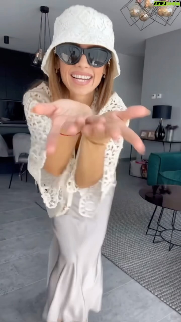Natália Glosíková - 3 Likes - Saténová sukňa 3x inak💋
Tenisky @robelshoes
Hačkovaná blúzka @greenapple.sk
Šperky @sperky_auri
Klobúčik @reserved
Okuliare @duos_official
Sukňa @zara