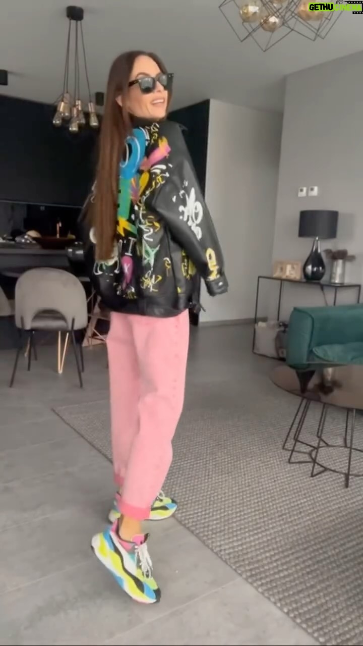 Natália Glosíková - 3 Likes - 1,2,3, alebo 4? Rolákové body v štyroch rôznych outfitoch✌🏼
1.OUTFIT rolák @bershka rifle @aboutyou tenisky @pumasportstyle bunda @greenapple.sk kabelka @furla okuliare @rayban
2.OUTFIT nohavice @hm bunda @greenapple.sk tenisky @robelshoes kabelka @dior
3.OUFIT nohavice aj kabát @greenapple.sk tenisky @tommyhilfiger okuliare @rayban kabelka @louisvuitton
4.OUTFIT rifle @lamademoisellep sako @greenapple.sk tenisky @nike šiltovka @neweracap kabelka @dkny