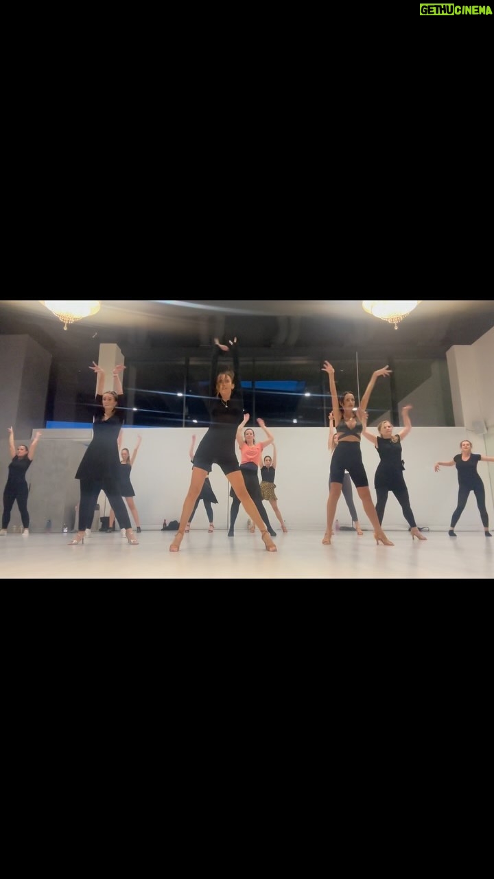 Natália Glosíková - 3 Likes - Po mojej Let’s Dance pauze opäť na parkete na mojej jednorazovej lekcii LATINO POP DANCE💃🏽
Pridať sa môžeš kedykoľvek aj ty💋 vidíme sa v @leon_rodinne_centrum
Utorky 19:05 a od mája aj štvrtky 8:30 ráno✌🏼
